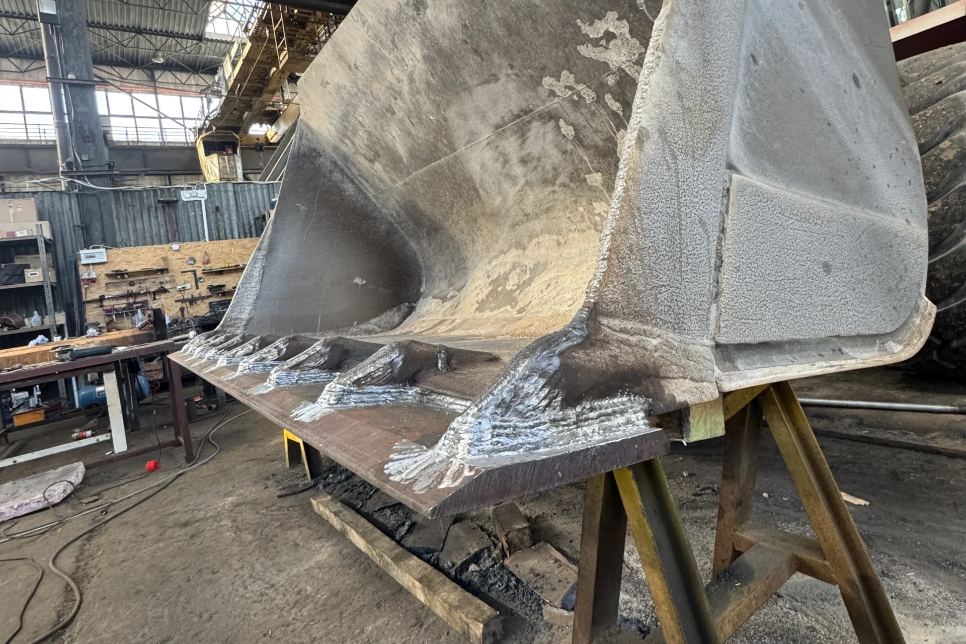 Reparatur des Baggerlöffels – Bohrungen, Zähne und Schneidkante instand setzen